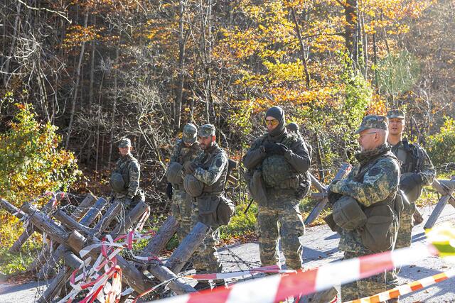 Die Gruppe, die am Kontrollpunkt des Zuges eingesetzt ist, hat viele Szenarien zu bewältigen. Diese reichen von der Personen-  und Fahrzeugkontrolle bis zum Beherrschen einer Demonstration. Die meisten  Aufgaben kann die Gruppe selbstständig bewältigen, bei größeren Aktionen werden weitere Gruppen des Zuges benötigt. Diese unterschiedlichen Szenarien und die stufenweise Lageentwicklung sind bei Übungen zu berücksichtigen. (Foto: Felix Brader)