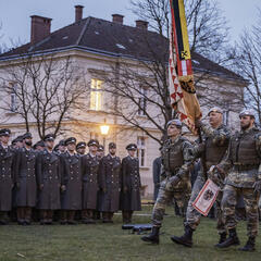 Einmarsch des Feldzeichens bei der Ausmusterung an der HUAk. (Foto: Bundesheer/Rainer Zisser)