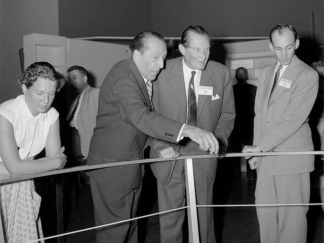 Der Schweizer Atomphysiker Paul Scherrer, Chef des Kernwaffenprogrammes, bei der  Übergabe des Atomreaktors an die Schweiz in Genf mit Walter Boveri und Admiral  Strauss in den USA, 1955 (Foto: Björn Erik Lindroos, CC BY-SA 4.0)