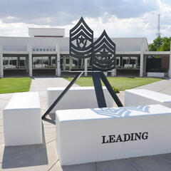 Die Skulptur im Inneren des Hofes von der Sergeants Major Academy. (Foto: U.S. Army/gemeinfrei)