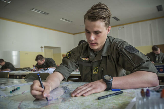 Fähnriche des 1. Jahrganges der Militärakademie beurteilen grafisch das Gelände. (Foto: Bundesheer/MilAk)