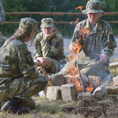 Impressionen vom 48-Std-BaonX-2024 beim Artillerie- und Aufklärungsbataillon 3 in Mistelbach: das Feldlager mit Lagerfeuer. (Foto: Dietmar Bodensteiner)