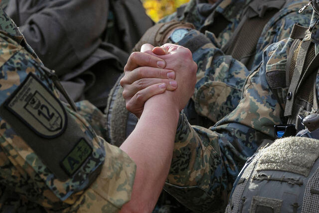Handschlag nach einer fordernden und gelungenen Einlage zwischen zwei Soldaten, die stolz auf ihre gemeinsame Leistung sind. (Foto: Felix Brader)