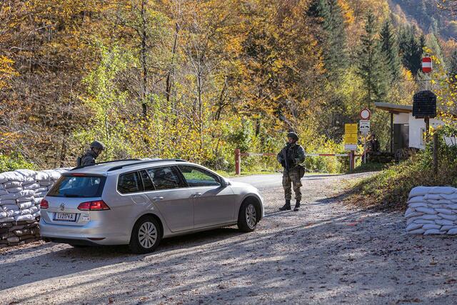Die Gruppe, die am Kontrollpunkt des Zuges eingesetzt ist, hat viele Szenarien zu bewältigen. Diese reichen von der Personen-  und Fahrzeugkontrolle bis zum Beherrschen einer Demonstration. Die meisten  Aufgaben kann die Gruppe selbstständig bewältigen, bei größeren Aktionen werden weitere Gruppen des Zuges benötigt. Diese unterschiedlichen Szenarien und die stufenweise Lageentwicklung sind bei Übungen zu berücksichtigen. (Foto: Felix Brader)