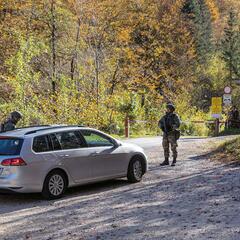 Die Gruppe, die am Kontrollpunkt des Zuges eingesetzt ist, hat viele Szenarien zu bewältigen. Diese reichen von der Personen-  und Fahrzeugkontrolle bis zum Beherrschen einer Demonstration. Die meisten  Aufgaben kann die Gruppe selbstständig bewältigen, bei größeren Aktionen werden weitere Gruppen des Zuges benötigt. Diese unterschiedlichen Szenarien und die stufenweise Lageentwicklung sind bei Übungen zu berücksichtigen. (Foto: Felix Brader)