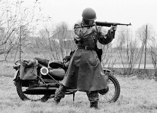Ein Kradmelder des Bundesheeres im Jahr 1963 steht mit einer Maschinenpistole 40 im Anschlag. (Foto: Bundesheer)