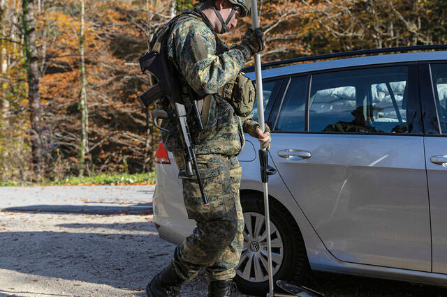 Die Gruppe, die am Kontrollpunkt des Zuges eingesetzt ist, hat viele Szenarien zu bewältigen. Diese reichen von der Personen-  und Fahrzeugkontrolle bis zum Beherrschen einer Demonstration. Die meisten  Aufgaben kann die Gruppe selbstständig bewältigen, bei größeren Aktionen werden weitere Gruppen des Zuges benötigt. Diese unterschiedlichen Szenarien und die stufenweise Lageentwicklung sind bei Übungen zu berücksichtigen. (Foto: Felix Brader)