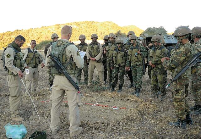Ein österreichischer Offiziersanwärter (li.) gibt auf Zypern seinen englischsprachigen Befehl an internationale Teilnehmer des Führungstrainings. (Foto: Bundesheer/Oliver Pilles)