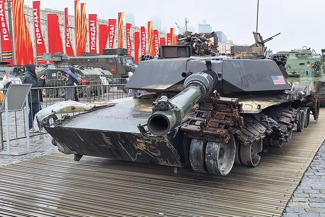 Ein Kampfpanzer M1 „Abrams“ bei der Ausstellung russischer „Trophäen“ in Moskau am 9. Mai 2024 anlässlich zum „Tag des Sieges“ über das nationalsozialistische Deutsche Reich. (Foto: Kirill Borisenko; CC0 1.0)