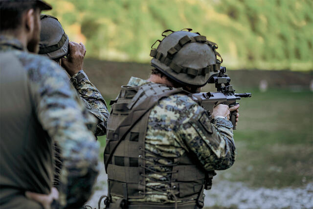 Der Waffenwechsel von Sturmgewehr auf Pistole ist eine Übung im Schießprogramm.(Foto: Bundesheer/Gerald Weihs)