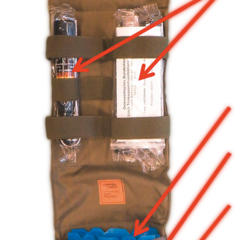 Die Komponenten des ABC-Selbsthilfesatzes ermöglichen den Soldaten, Erstmaßnahmen zum Schutz vor Kampfstoffen zu treffen. Von oben nach unten: 3 x Autoinjektor Obidoxim/Atropin; 3 x 21 ml RSDL; Compressed Gauze (Verbandwatte); Trinkwasserdesinfektionstabletten; Pflasterwundverbände 10x8 cm & 7x5 cm; Handschuh zur Aufnahme und Bindung von Kampfstoffen (Trockendekontamination). (Foto: Bundesheer/Montage Rizzardi)