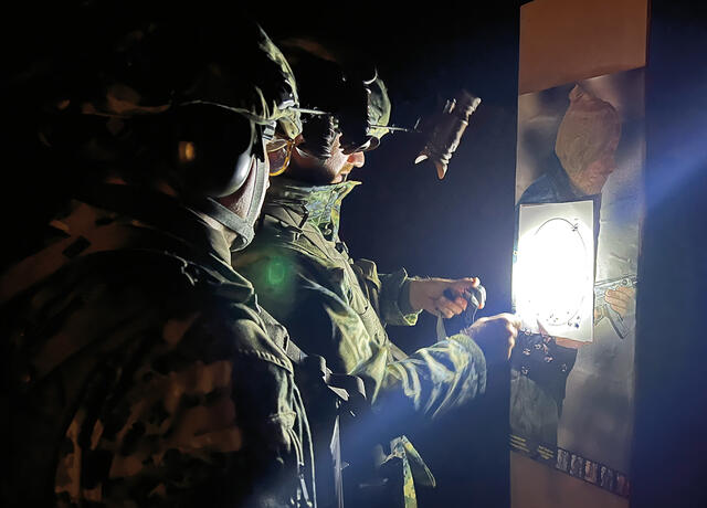 Die Treffer werden ausgewertet. (Foto: Bundesheer/Gerald Weihs)