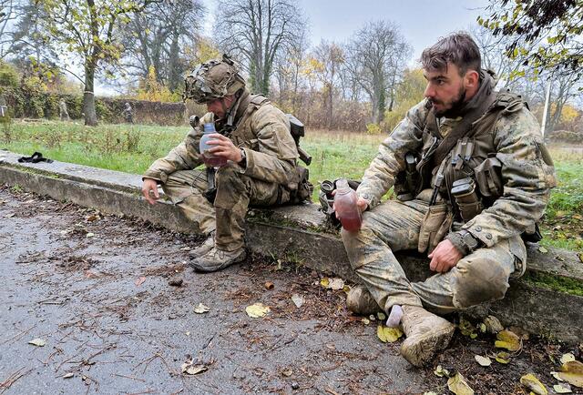 Den Fähnrichen ist die Dauerbelastung anzusehen. Sie wissen mit ihr umzugehen. (Foto: Bundesheer/Pierre Kugelweis)