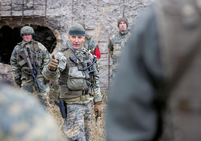 Der Lehrgangsleiter weist die Kanderanwärter in den Ablauf des Scharfschießens ein. (Foto: Bundesheer/Daniel Trippolt)