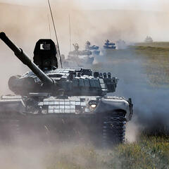Mechanisierte Kräfte stoßen in Vorgefechtsordnung rasch in die Tiefe vor. (Foto: MoD Russland)