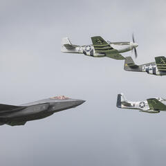 Eine F-35 „Lightning“ mit drei P-51 „Mustang“. (Foto: Bundesheer/Daniel Trippolt)