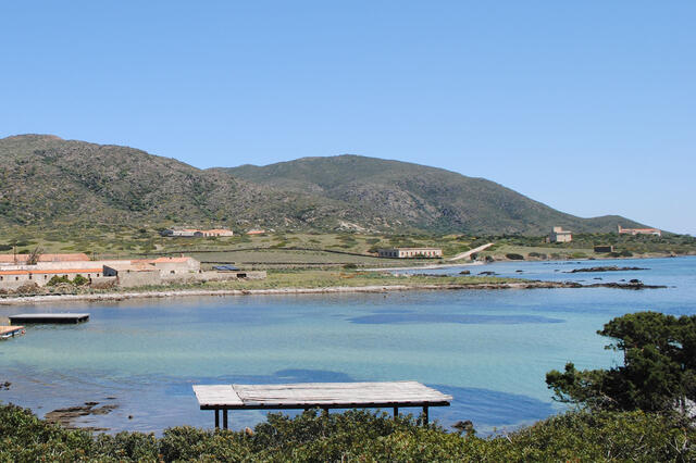 Auf den Feldern, am Fuße des Berges hinter dem Gebäudekomplex, befand sich einst ein Teil des Kriegsgefangenenlagers von Asinara. (Foto: Martin Prieschl)