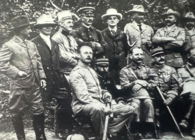 Gyarmata (3. von links) im Kreise der Beobachtungsoffiziere während des russisch-japanischen Krieges (Foto: Archiv Pöcher)