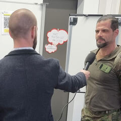 Ein spanischer Lehrgangsteilnehmer beim Interviewtraining. (Foto: Gerald Weihs)