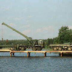 Errichtung einer Niedrigwasserbrücke aus Holz unter Einsatz eines Brückenbaufahrzeuges USM-3. (Foto: MoD Russia, gemeinfrei)