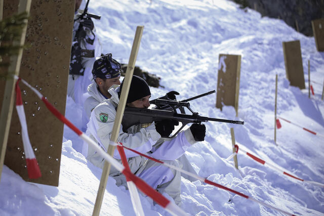 Das bulgarische Team beim Scharfschießen im Gebirge. (Foto: Bundesheer/Michael Kerschat)