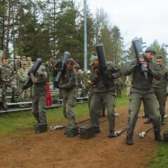 Die Panzersoldaten müssen beim Geländelauf Munition und Ausrüstungsgegenstände mittragen. (Foto: Bundesheer/PzB14)