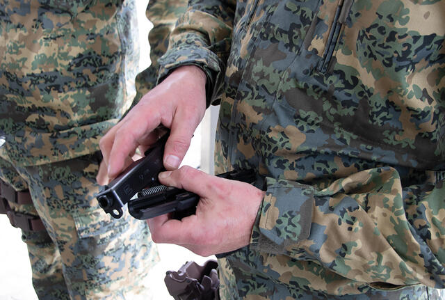 Auseinandernehmen und Zusammensetzen der Pistole 80. (Foto: Bundesheer/Gerold Keusch)