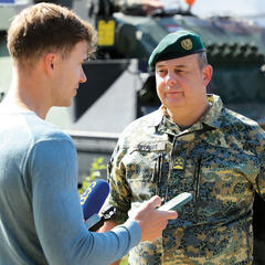 Der Militärkommandant informiert die Presse über die aktuelle Lage. (Foto: Bundesheer/Rebecca Heindl)