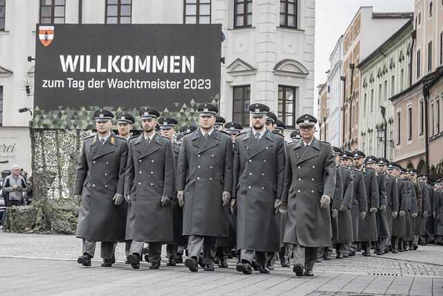 Die am Vortag an der Heeresunteroffiziersakademie ausgemusterten Unteroffiziere marschieren mit den Kommandounteroffizieren ihrer Brigade bzw. Direktion am Ennser Stadtplatz ein. (Foto: Bundesheer/Rainer Zisser)
