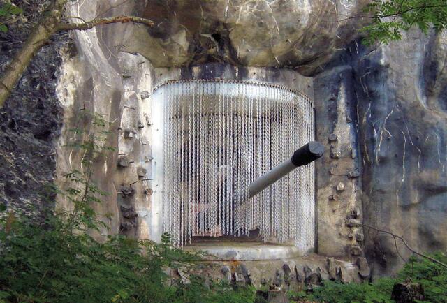 Eine 15-cm-Festungskanone des Artilleriewerkes Furgels (Teil der Festungsanlage Sargans) in einer Scharte. (Foto: Lawaschgiri, CC BY-SA 4.0)