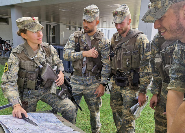 Fähnrich Hillary Holzer (li.) gibt in der  Kaserne Großmittel die nächsten  Erkundungspunkte vor. (Foto: Bundesheer/Pierre Kugelweis)